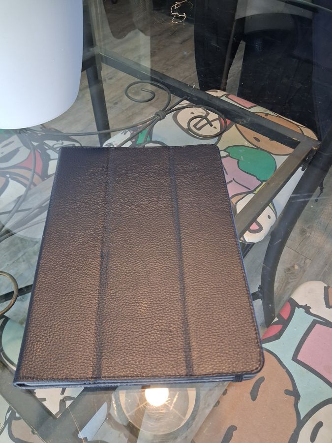 Porte iPad en cuir upcycl&eacute; avec carnet Moleskine inclus